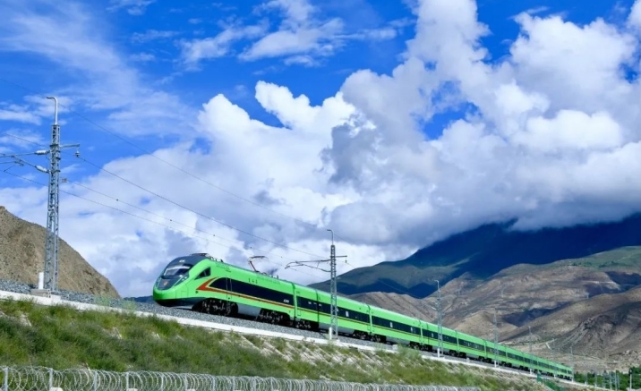 Fuxing EMU trains will run on Qinghai-Tibet railway from July